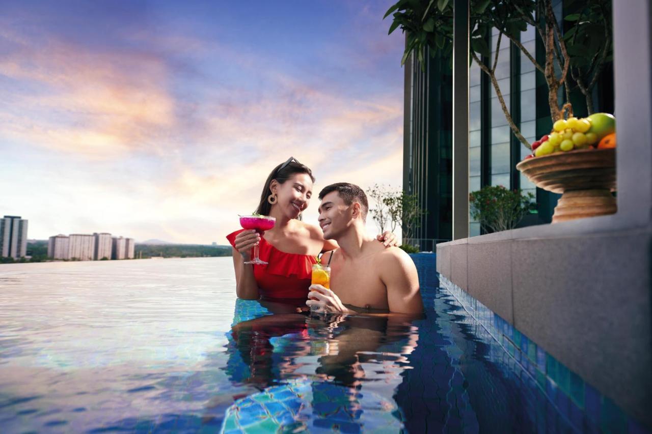 Doubletree By Hilton Shah Alam I-City المظهر الخارجي الصورة Infinity pool at The View