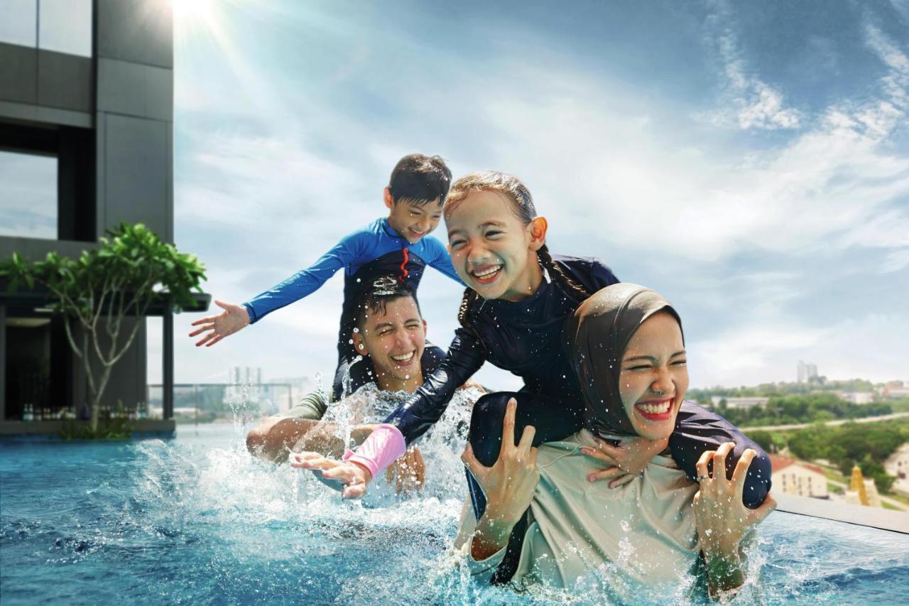 Doubletree By Hilton Shah Alam I-City المظهر الخارجي الصورة Family at the pool