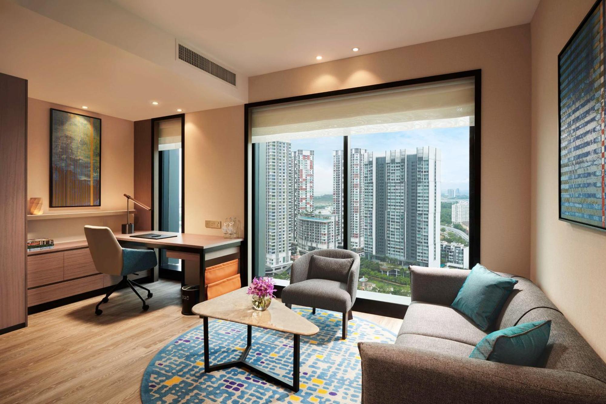Doubletree By Hilton Shah Alam I-City المظهر الخارجي الصورة A living room in a suite at the hotel
