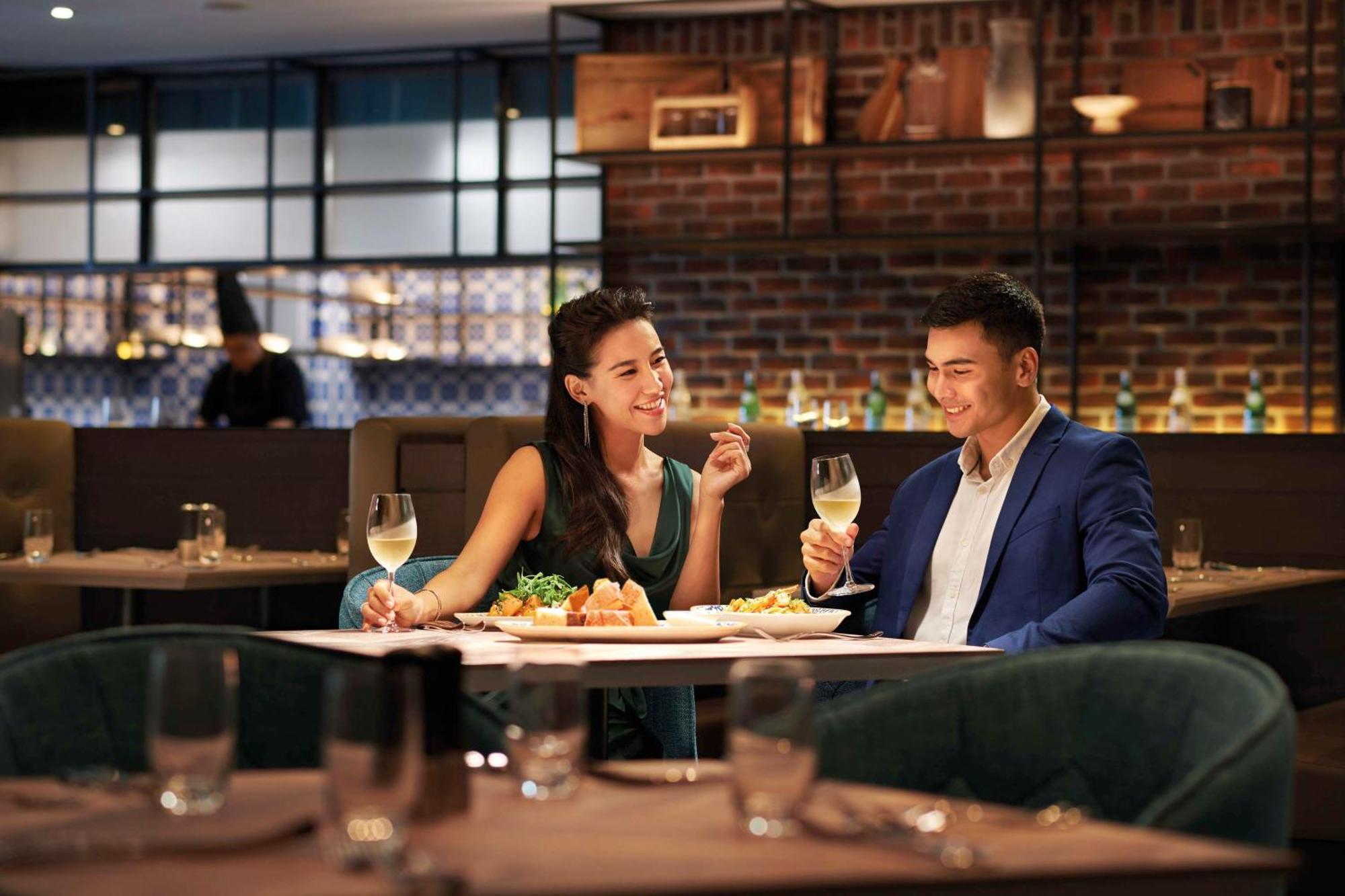 Doubletree By Hilton Shah Alam I-City المظهر الخارجي الصورة A couple dining at a restaurant